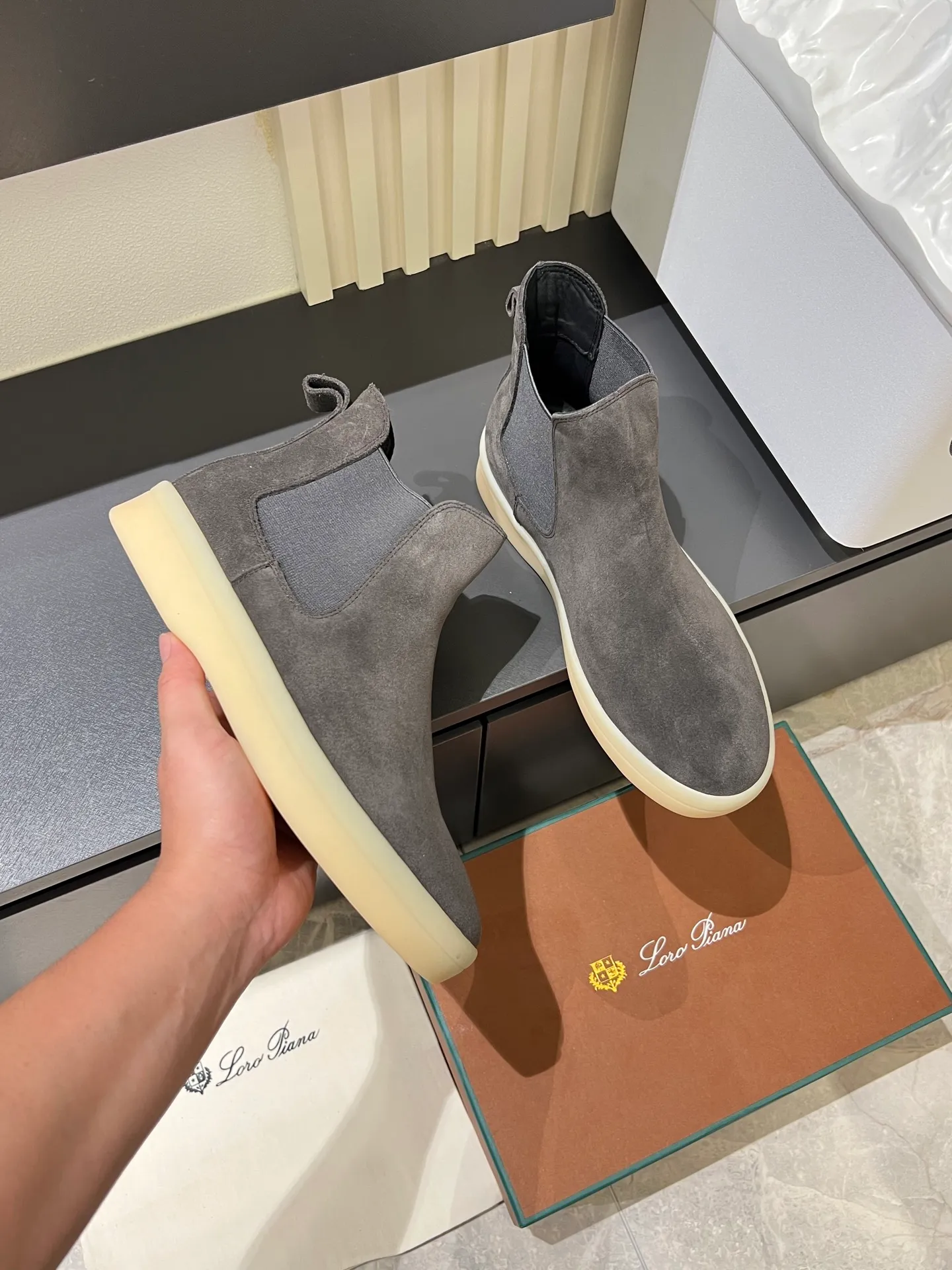 p440 Loro Piana's new niche winter men's mid-top shoes are shipped! The fabric is made of mercerized cowhide imported from Italy, with a sheepskin lining, which is comfortable, breathable and not stuffy to the feet. The outsole is made of natural rubber, which is wear-resistant and non-slip! Size: 38-44 (45.46.)
